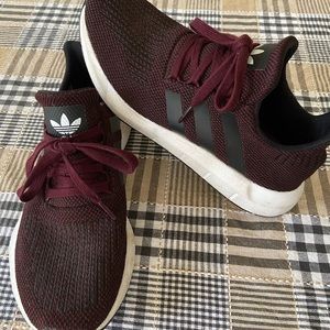 ADIDAS Run Swift Maroon black sneaker